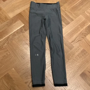 Under Armour träningstights xs - Grå träningstights från Under Armour, super fina men tyvärr för små. Knappt använda.