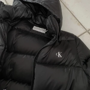 Calvin Klein jacka - Snygg jacka från Calvin Klein fint skick! Storlek S. nypris 1700kr