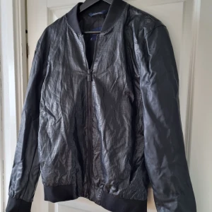 Jacka - Herr jacka i svart läderimitation från Zara. Storlek L.