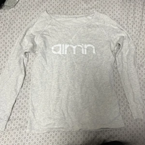 Aim’n - Aim’n tjocktröja. I storlek m men passar xs-m. Frakten ingår i priset, skriv för fler bilder❤️