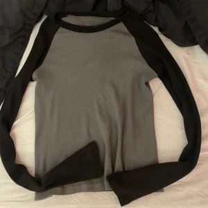 Långärmad ribbad tröja - Superskön ribbad tröja från brandy Melville! Inga skador då den endast är testad. Står nosize men sitter som S.💕💕