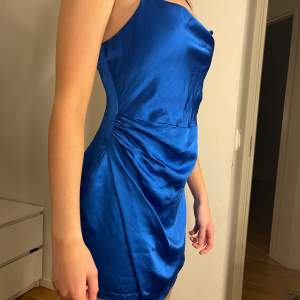 Finaste blåa klänningen från Zara. Omlott framtill. Använd 1 gång. Storlek L men passar en S/M bättre 💙