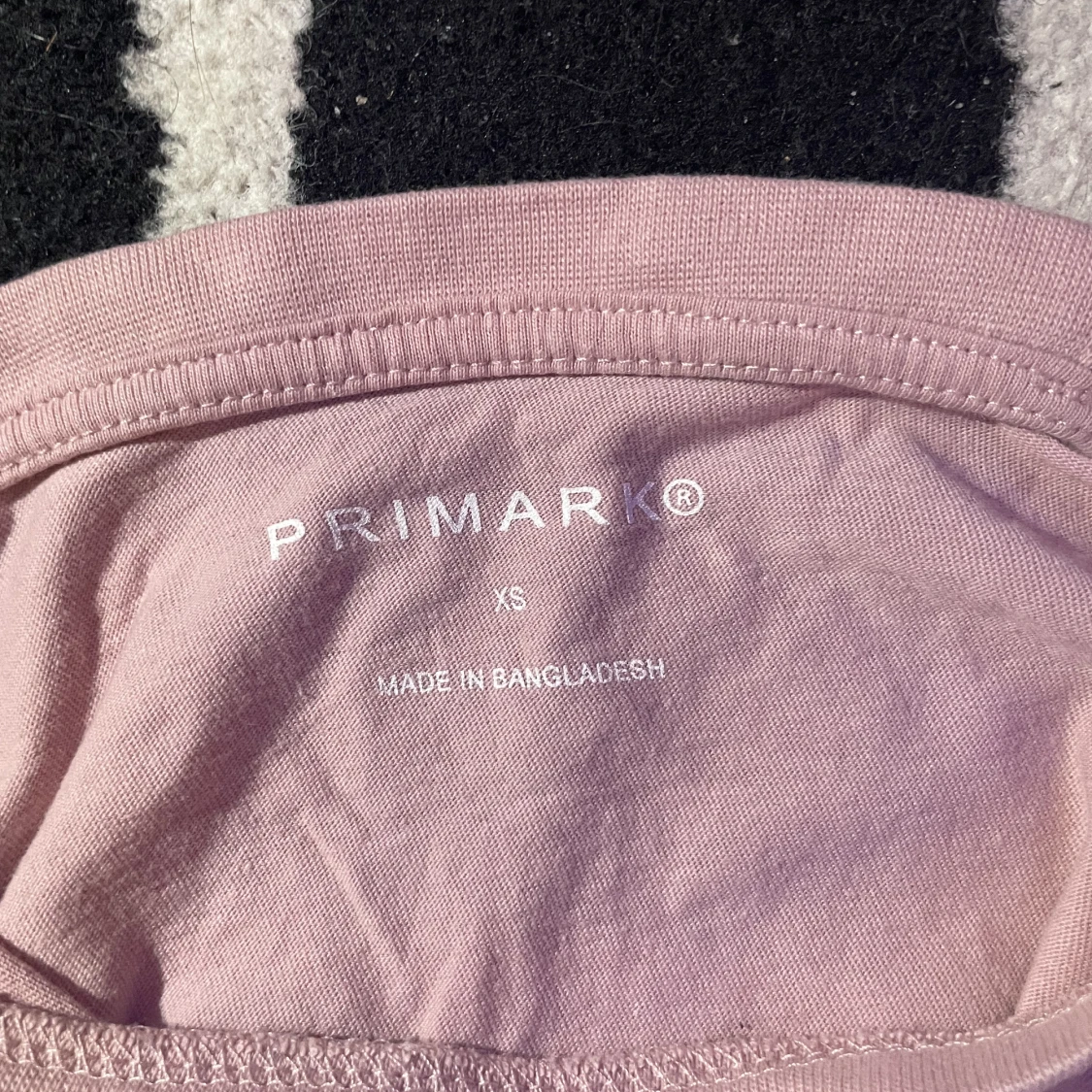 Rosa tröja med vit text från Primark - 91
