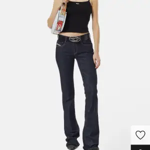 Ett par skit snygga bootcut low waist diesel jeans i storlek 29 L-32  Jag köpte de för 1250 på zalando. Jag själv är 163 men jeansen är tyvär för långa på mig så har endast ansvänd en gång.