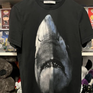 Givenchy Shark T shirt - Storlek XS men sitter myckeet större. 9/10 skick flawless