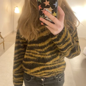 Other stories tröja - Supersnygg stickad tröja i zebramönster från other stories. Kan skicka fler bilder🥰
