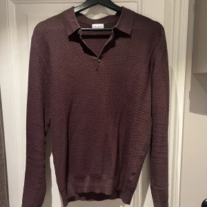 Cashmere Polo - Brown cashmere blend polo. Storlek S. Inte använd då det blev fel storlek. Originalpris 764kr. Vårt pris 400kr. /Aron