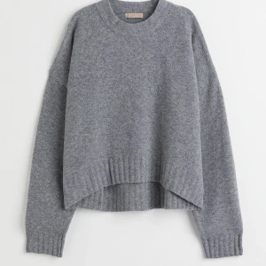 Stickad tröja  - Jätte fin stickad tröja ifrån hm som är slutsåld. Tröjan är något nopprig men fortfarande i ett bra skick.❤️Direkt priset är 300kr.❤️