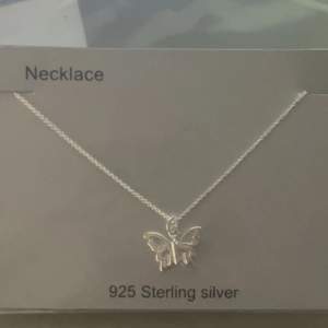 äkta silver oöppnad halsband med en fjärils charm på, väldigt y2k 