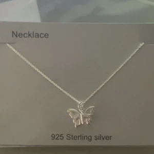 silver butterfly necklace unopened - äkta silver oöppnad halsband med en fjärils charm på, väldigt y2k 