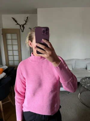 Rosa polotröja  - Fin rosa polotröja i ribbat material. Stl S från Cubus 