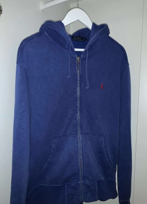 Polo Ralph Lauren Zip Hoodie - Storlek: L Skick: 9/10 Pris: 699kr Retail: 1799kr Pris och övriga frågor kan diskuteras!