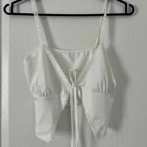 Vit topp - En jättefin vit topp knappt använd 