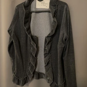 Mysig tröja - Jätte mysig tröja med volanger på sidorna 