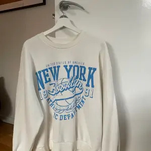 Snygg sweatshirt. Jag som vanligtvis har S/M köpte den i storlek L för att få den lite mer oversized! Supermjuk och gosig!!