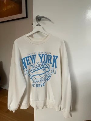 Sportig sweatshirt  - Snygg sweatshirt. Jag som vanligtvis har S/M köpte den i storlek L för att få den lite mer oversized! Supermjuk och gosig!!