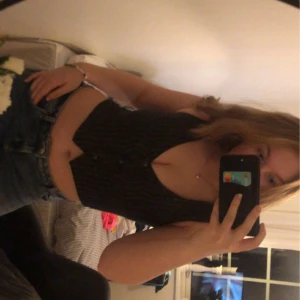 Väst - Jätte fin festlig väst. Säljer då den är lite för liten för mig. Frakt tillkommer