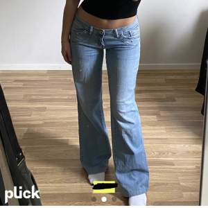 Supersnygga lågmidjade jeans, vida i benen med fina detaljer. Midjemått: 84cm. Innerben: 83cm. Köp gärna genom köp nu! Skriv vid fler funderingar!🙌