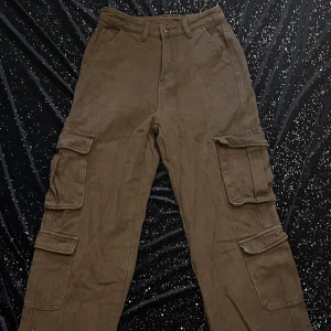 brown pants with many pockets  - Bruna högmidje byxor med 8 fickor totalt!!  knappt använda eftersom de var lite för högmidjade för mig 