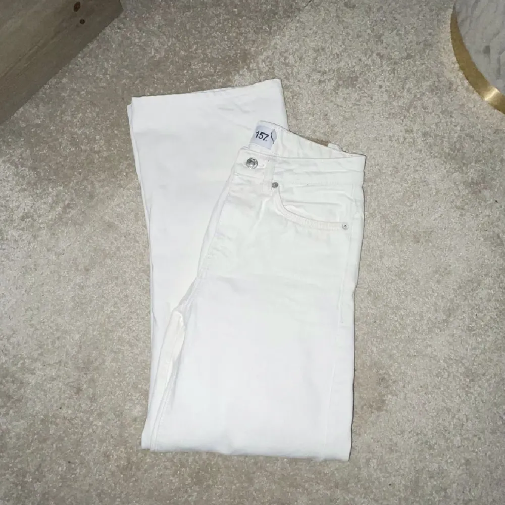 Ett par beige/vita mom jeans från lager 157🤩. Jeans & Byxor.