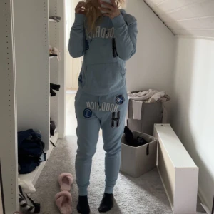 Hoodrich set light blue - Säljer mitt nästan helt oanvända Hoodrich set, då jag knappt använder de för de inte matchar min stil längre. De är mans modell men passar både tjejer och killar. Tröjan är i xs och byxorna i s. Pris kan diskuteras, skriv för frågor eller bilder❤️