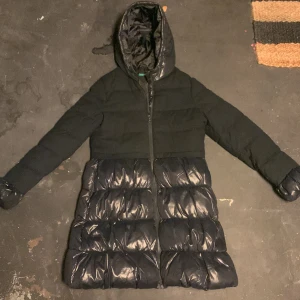 Vinterjacka - Vinterjacka (United colors of benetton) storlek 11-12 år, knappt använd.