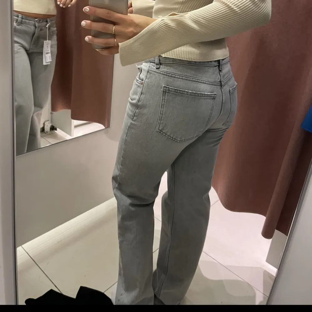 Gråa Low Waist jeans från Gina Tricot i storlek 36 🫶🏻ej använda så mycket då det är för småa för mig. 🙌🏻(köpare står för frakten). Jeans & Byxor.