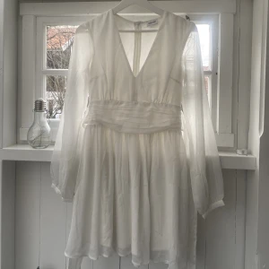 Vit klänning  - Säljer min konfirmations klänning som är köpt på bubbelroom 2021 för 600kr💕 använt fåtal gånger och inga defekter💕storlek 32 men skulle säga att den passar en 34 också