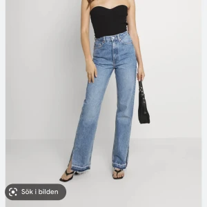 Weekday Rowe Jeans - Weekday rowe jeans med slit Storlek 27