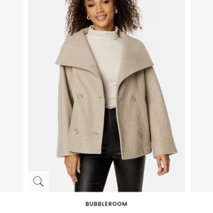 Ava short coat light beige  - Ska nu sälja denna slutsålda fina kappa från bubbleroom. Jag köpte fel storlek :(