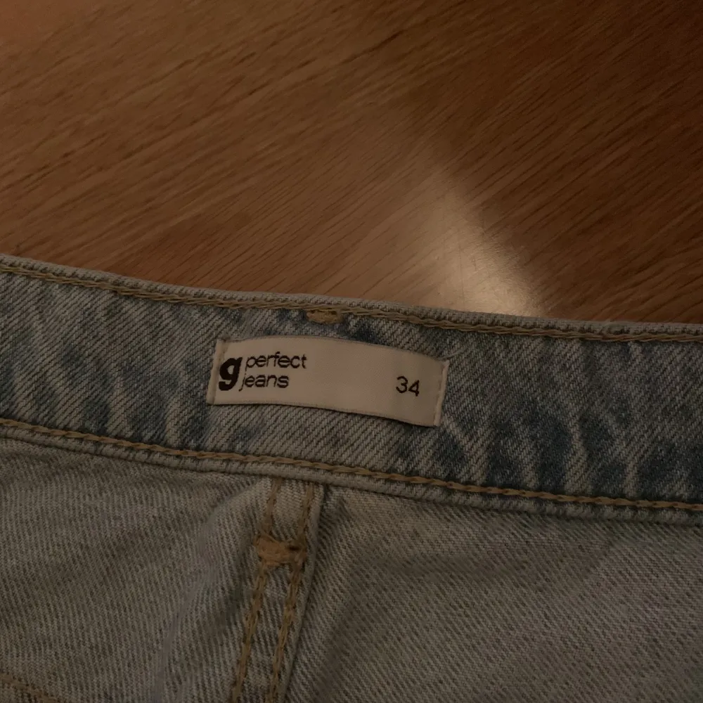 Ljus blåa jeans från Gina💙storlek 34! Säljs för att det inte är rätt storlek😊👍🏼 köptes för 400kr . Jeans & Byxor.