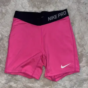 Säljer mina rosa Nike underbyxor pga för små! Bra skick 