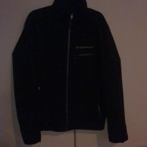Peak performance jacka - Säljer nu min peak performance jacka eftersom den är för liten för mig, väldigt bra skick på Jacka, storlek S