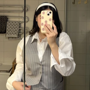 jackie kavajväst från bikbok (del av set) - jackie kavajväst från bikbok i ljusgrå! del av ett set, om man vill finns kjolen tillgänglig att köpa också ✨ passar till lite festligare events liksom jobb/skola etc!  köper man båda delarna blir frakten billigare såklart!