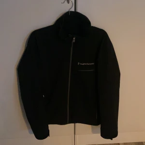 Peak performance jacka - Säljer min peak performance Jacka nu för att den är för liten, skick 9/10, storlek S  