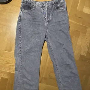 Nästan oanvända gråtvättade bikbok jeans, i storlek W33L32