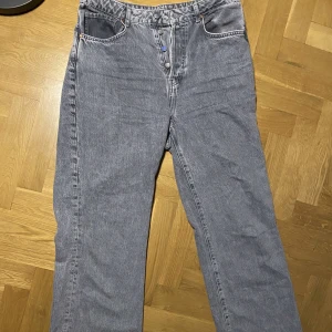 Bikbok - Regular Wide - Nästan oanvända gråtvättade bikbok jeans, i storlek W33L32