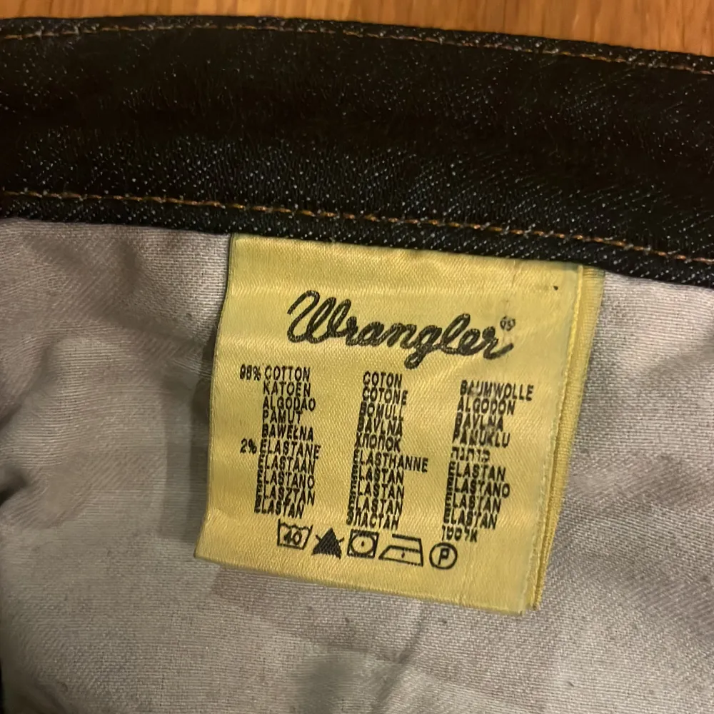 Mörkblå lågmidjade jeans från Wrangler. Modellen är straight/bootcut. Bra skick, inga defekter. Säljer då de tyvärr blivit för små för mig.😊. Jeans & Byxor.