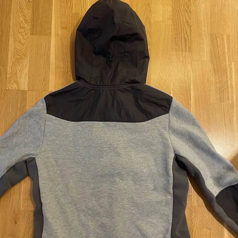 Hybrid Nike tech fleece kofta i storlek M. Koftan är använd men i riktigt bra skick.   Möts och fraktar, öppen för bud och hör av dig ifall du är intresserad!. Hoodies.