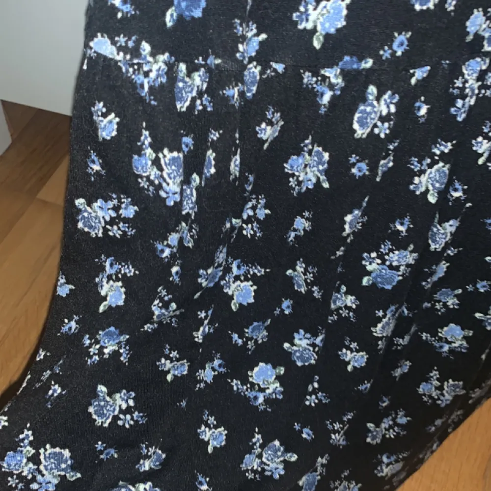 En svart blommig tröja 🖤💙🌻från Gina Tricot! Storlek small/S💗 . Klänningar.
