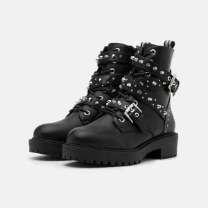 Boots med nitar - Säljer mina helt oanvända boots från Zalando då dem inte kommit till användning tyvärr 