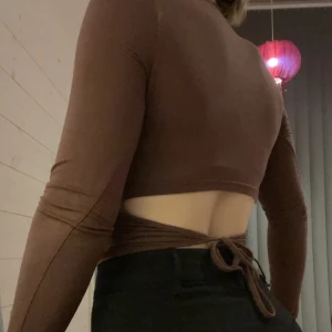 Brun tröja med knyte - Säljer eftersom den inte används!