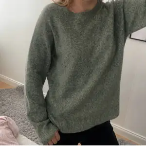 Säljer min gröna vero moda stickade tröja då den inte kommer till användning längre. Har använt den fåtal gånger men det är inget som syns på. Skickar gärna fler bilder vid intresse💘