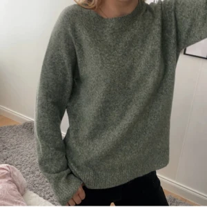 Stickad tröja - Säljer min gröna vero moda stickade tröja då den inte kommer till användning längre. Har använt den fåtal gånger men det är inget som syns på. Skickar gärna fler bilder vid intresse💘