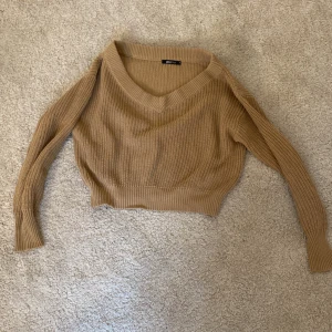 Tröja  - Säljer denna tröja från gina! Har aldrig andvänt! Helt ny typ.🥰