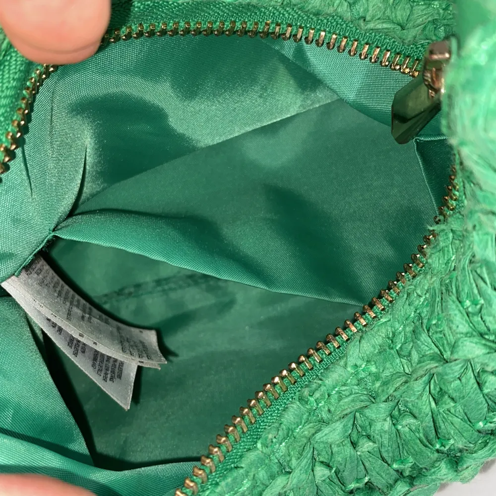 Grön handväska endast använd ett fåtal gånger . Väskor.