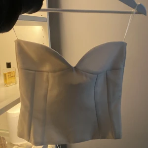 Korsett Zara - Jätte fin korsett som är köpt på Zara men finns inte längre. Stl xs men skulle säga att den passas S också
