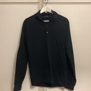 Polo Ralph Lauren Half-zip med knappar - Gott skick, använd fåtal gånger. Pris går att förhandla
