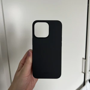 Mobilskal - Svart mobilskal från Holdit, passar Iphone 13 PRO. Aldrig använt 
