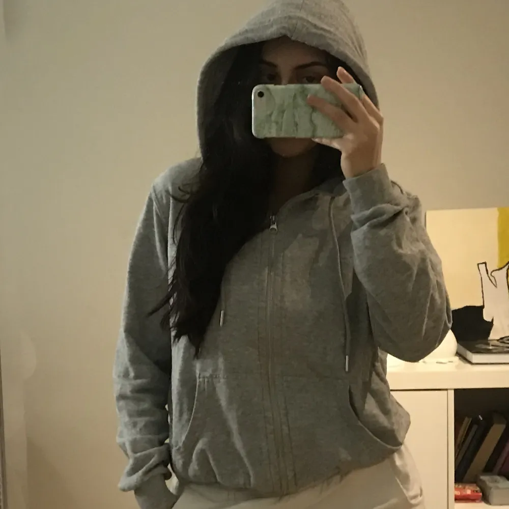 Säljer denna gråa hoodien med dragkedja💕 Verkligen super mjuk och varm🧚🏼‍♀️Skriv om ni har fler frågor ❤️. Hoodies.